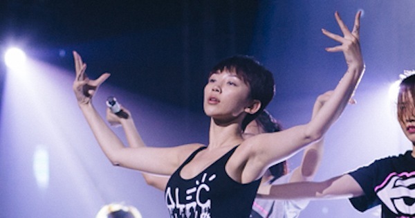 Tóc Tiên lộ mặt mộc kém tươi tắn trên sàn tập