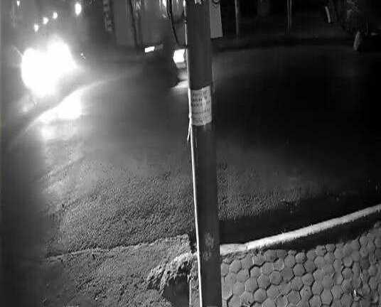 Clip: Xe máy kẹp 4 phóng ẩu, tông trực diện xe tải trong đêm
