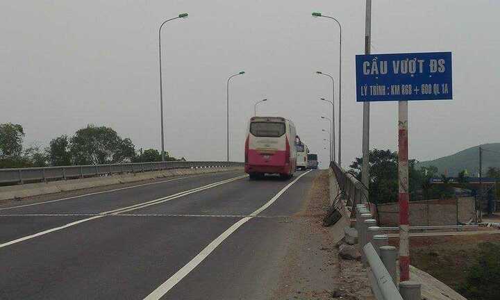 Tin mới nhất vụ cầu vượt đường sắt 120 tỷ đồng xuất hiện nhiều vết nứt