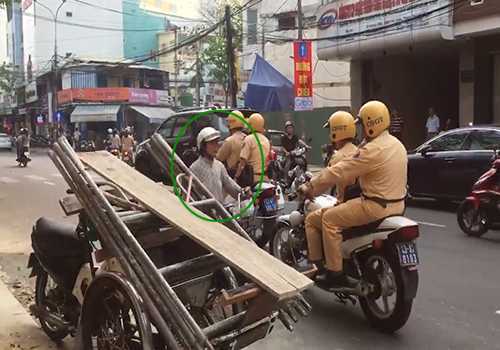 Thêm cách ứng xử 'lạ' của CSGT Đà Nẵng với người vi phạm