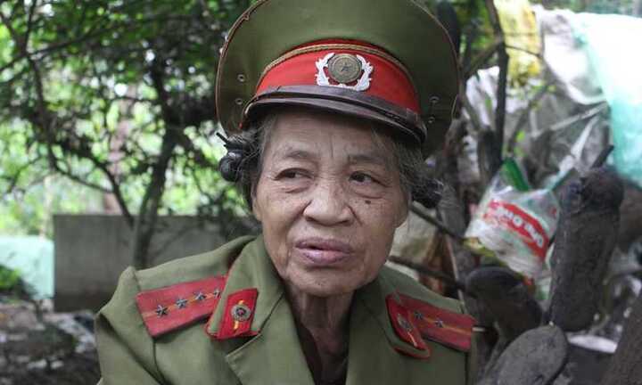 Cuộc sống bí ẩn của nữ Trung tá Công an trong nghĩa địa