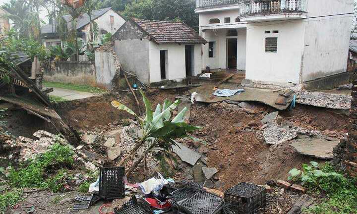 Chủ tịch Hà Nội yêu cầu xử lý ‘hố tử thần’ nuốt chửng đường đi