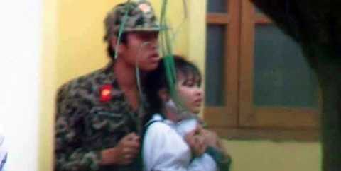 Nữ sinh cao đẳng bị tẩm xăng dọa đốt trong sân trường