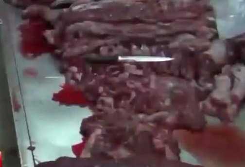 Clip: Gian thương bôi huyết lợn ‘biến’ 2,5 tấn thịt trâu thành thịt bò tươi