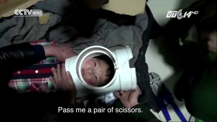 Clip: Giải cứu bé trai 5 tuổi bị kẹt đầu trong ống nhựa
