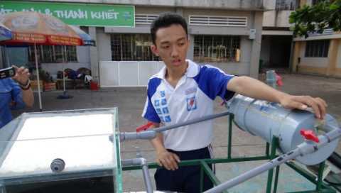 Nam sinh lớp 11 chế tạo máy chưng cất nước mặn sang ngọt
