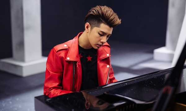 Noo Phước Thịnh lần đầu khoe tài đánh đàn điêu luyện