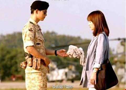 Bán cơm, bán cháo cũng quảng cáo ăn theo 'Hậu duệ của mặt trời'