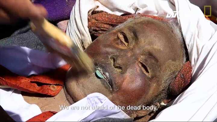 Kỳ lạ ngôi làng có tập tục sống với người chết