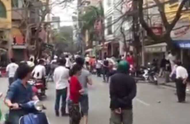Clip: Cảnh sát nổ súng giải tán đám đông ở Hà Nội