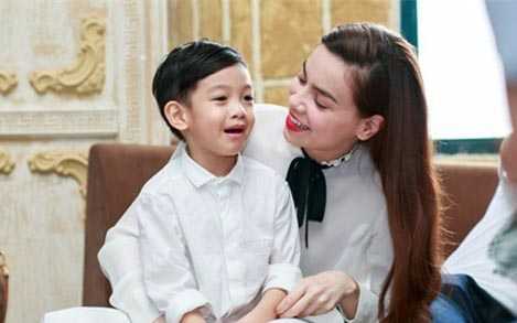 'Bắt bài' chiêu dùng con trai làm bình phong giữa bão scandal của Hà Hồ