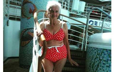 Cụ bà 90 tuổi vẫn tự tin diện bikini