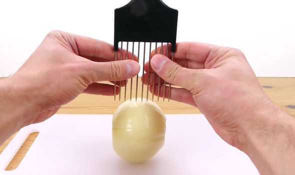 Clip: Dụng cụ cắt củ quả siêu tiện lợi khiến bà nội trợ thích mê