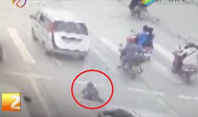 Clip: Kinh hoàng trẻ rơi khỏi cốp xe giữa xa lộ, bị ôtô cán