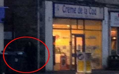 Ám ảnh 'con ma may mắn' lọt vào bức ảnh hoa hậu khi đang ở cửa hàng cá