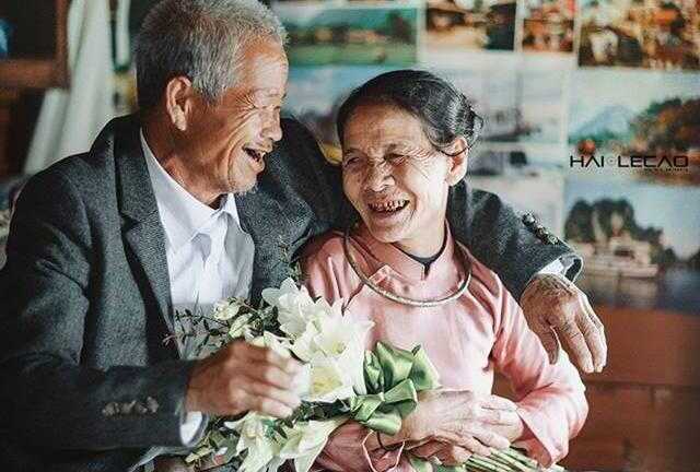 Clip: ‘Chuyện tình thế kỷ’ của hai cụ già nhặt rác ven sông Hồng