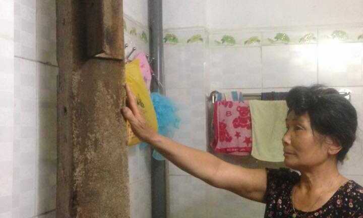 Lạ lùng cột điện mọc giữa nhà dân ở Thủ đô