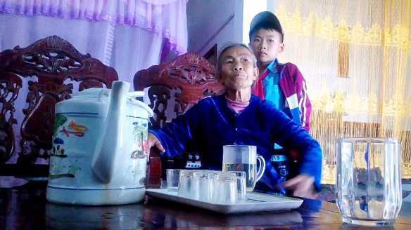 Bắt dân ký nhận 10 triệu đồng, cán bộ 'bớt xén' đến 2,2 triệu đồng?