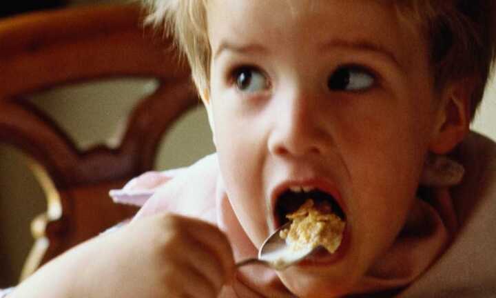 Cảnh báo cha mẹ không nên cho trẻ ăn nhiều ngũ cốc