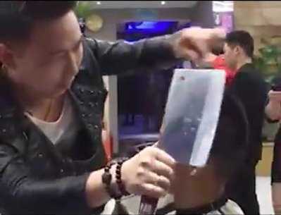 Choáng váng clip cắt tóc bằng… dao phay, bật lửa