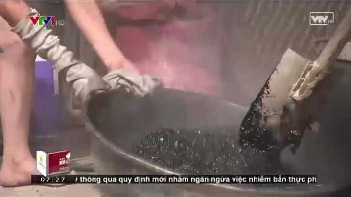 Rợn người ‘công nghệ’ sản xuất cà phê như... nấu nhựa đường