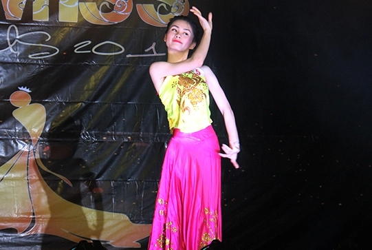 Nữ sinh trường ĐH Khoa học Tự nhiên khoe vũ đạo bốc lửa trong đêm chung kết tài năng