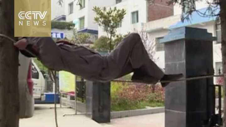 Clip: Tròn mắt xem ‘Tiểu Long Nữ phiên bản nam’ ngủ vắt vẻo trên dây thừng