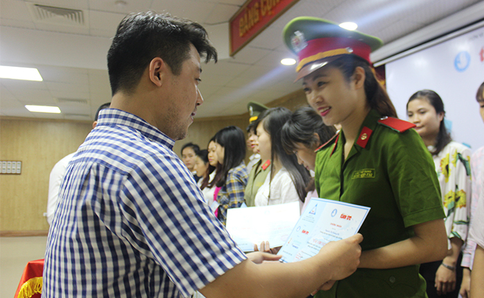 Trao gần 900 triệu đồng tiền học bổng cho sinh viên nghèo vượt khó