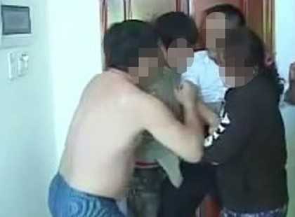 Phó giáo sư bị vợ tố cáo quan hệ bất chính với nữ đồng nghiệp