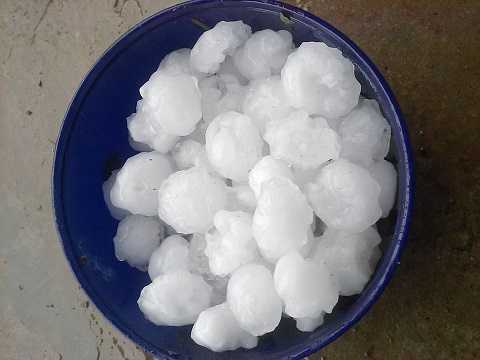 Lốc xoáy kèm mưa đá lớn 'càn quét' Nghệ An