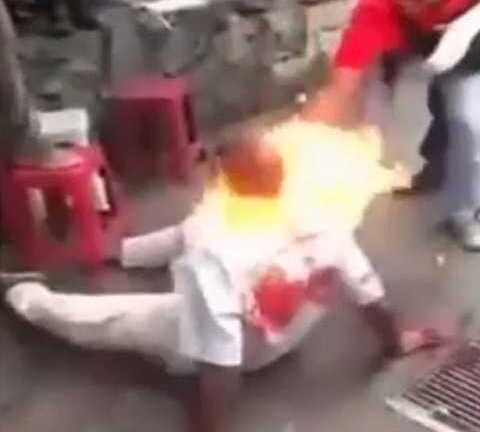 Kinh hoàng cảnh kẻ trộm xe buýt bị dân thiêu sống