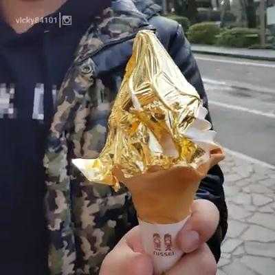 Clip: Món kem dát vàng lấp lánh khó cưỡng ở Nhật Bản