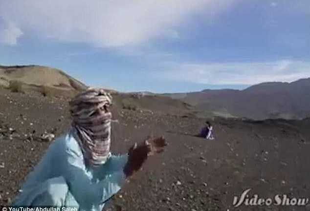 Clip: Tay súng Pakistan dùng AK-47 bắn tan điếu thuốc trên môi đồng đội