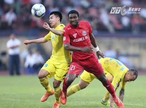 Bao giờ bóng đá Việt Nam hết cảnh 'phất bóng cho Tây chạy'?