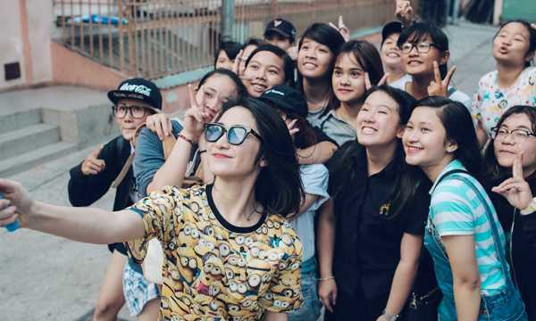 Hòa Minzy hài hước khó đỡ bên rừng fans