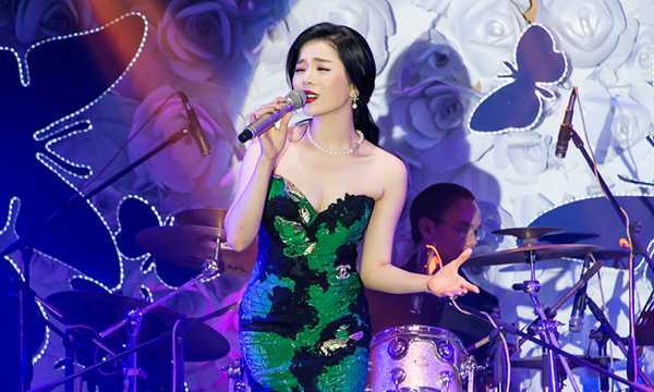 Lệ Quyên lúc gợi cảm, khi kín đáo e ấp