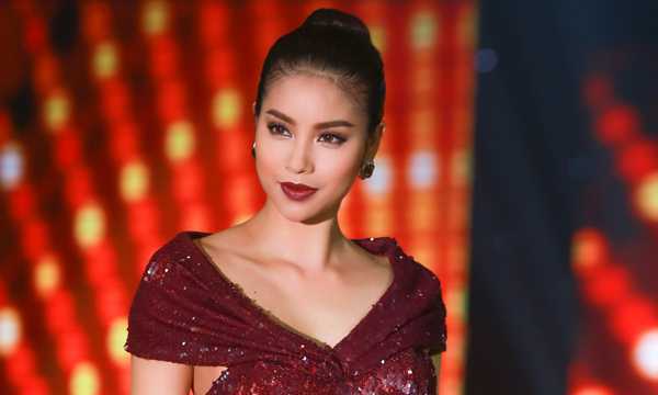 Hoa hậu Phạm Hương đẹp lộng lẫy trên sàn catwalk