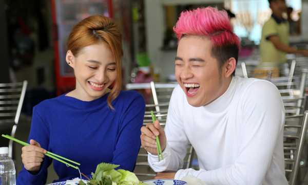 Theo chân Thanh Duy, bắt gặp anh chàng cười tít mắt bên gái lạ