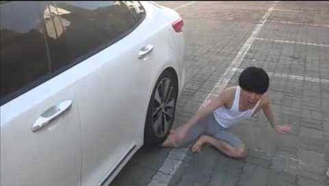 Clip: Thanh niên lấy thân mình ‘lót đường’ cho ôtô và cái kết thảm