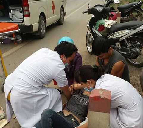 Cô gái bị 2 tên cướp đạp ngã, giật túi xách trắng trợn trên quốc lộ