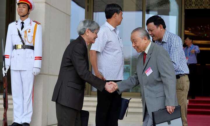 Giây phút các đại biểu Quốc hội khóa XIII chia tay kỳ họp cuối