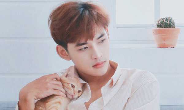 Hot boy 'Anh trai quốc dân' khoe giọng hát lạ mừng tuổi mới