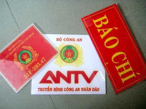 Nhà báo 'dỏm' tự gắn đèn ưu tiên, phóng xe như bay trên quốc lộ