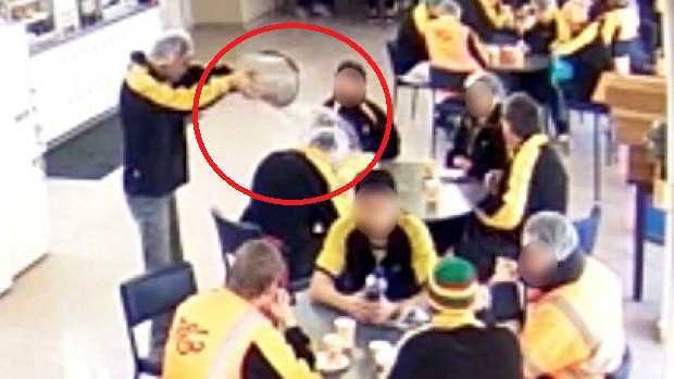 Clip: Dội cả xô nước sôi lên đầu đồng nghiệp chỉ vì… 1 lát xúc xích