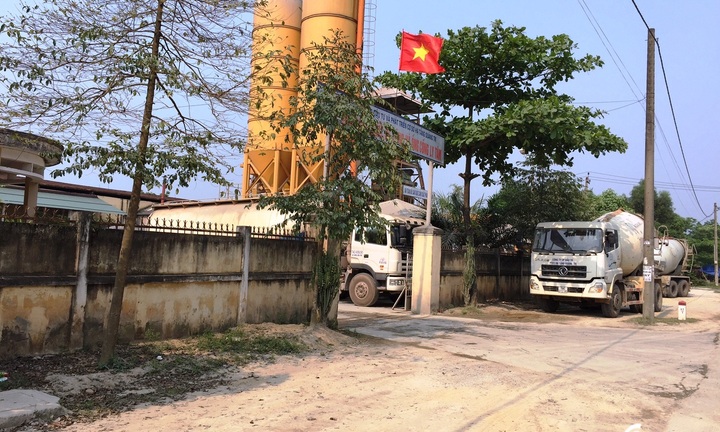 Dân tố trạm bê tông gây ô nhiễm, giám đốc trả lời: 'Sống ở đây thì phải chịu'