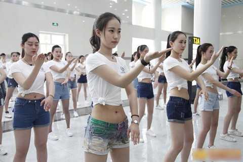 Đã mắt hình ảnh tiếp viên hàng không xinh đẹp tập võ