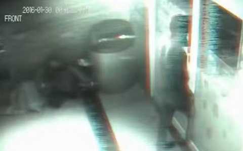 Video: Người đàn ông sở hữu siêu năng lực đi xuyên đồ vật