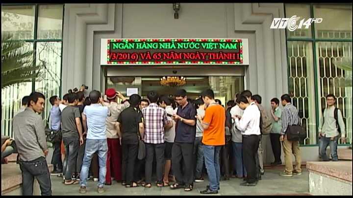 Clip: Người dân hào hứng xếp hàng mua tiền lưu niệm 100 đồng