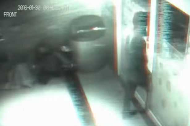 Camera an ninh ghi cảnh người đàn ông đi xuyên cửa kính như bóng ma