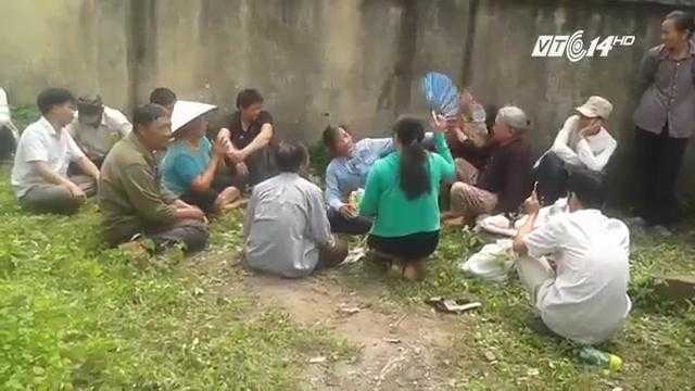 Clip: Người phụ nữ được cho là 'vong nhập' gây tắc nghẽn giao thông